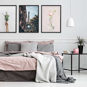 Stenska galerija s črnimi okvirji