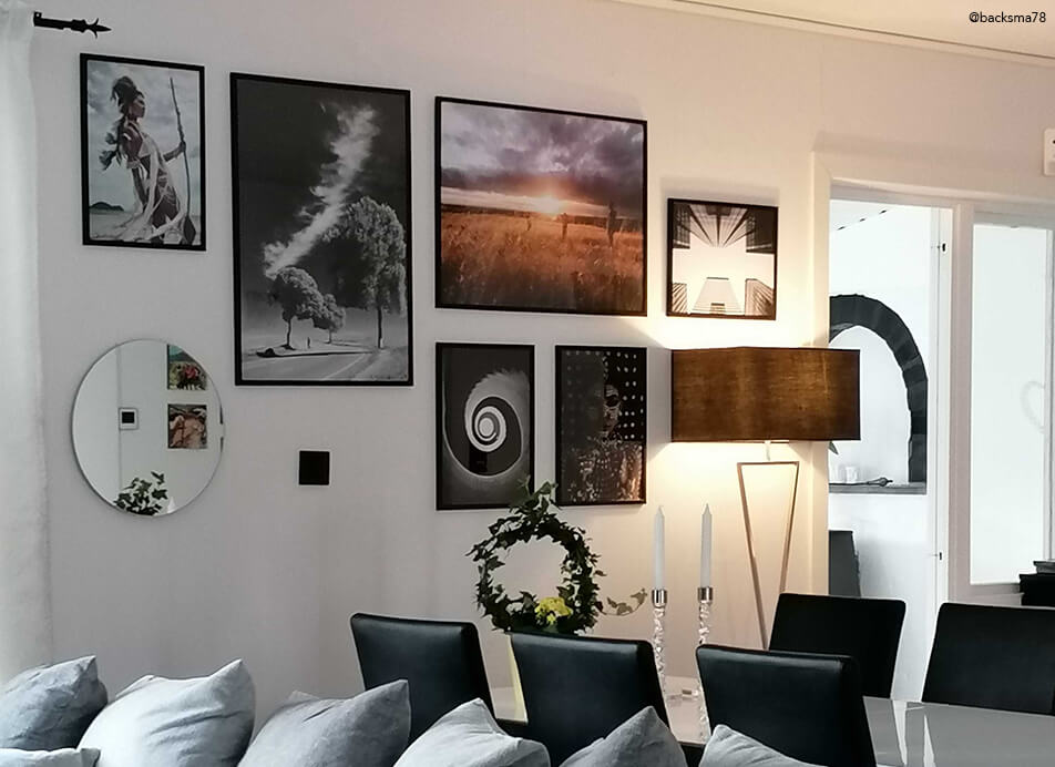 Stenska galerija z ogledalom in črnimi okvirji